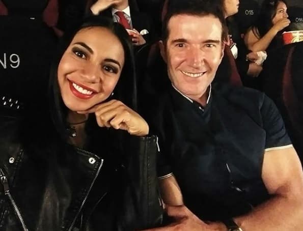 "Ella es una mujer maravillosa y ha estado conmigo en las buenas y en las malas. Siempre supe que ella era la persona que quería por el resto de mi vida. Hemos tenido
<b> una relación hermosa </b>y somos muy felices".