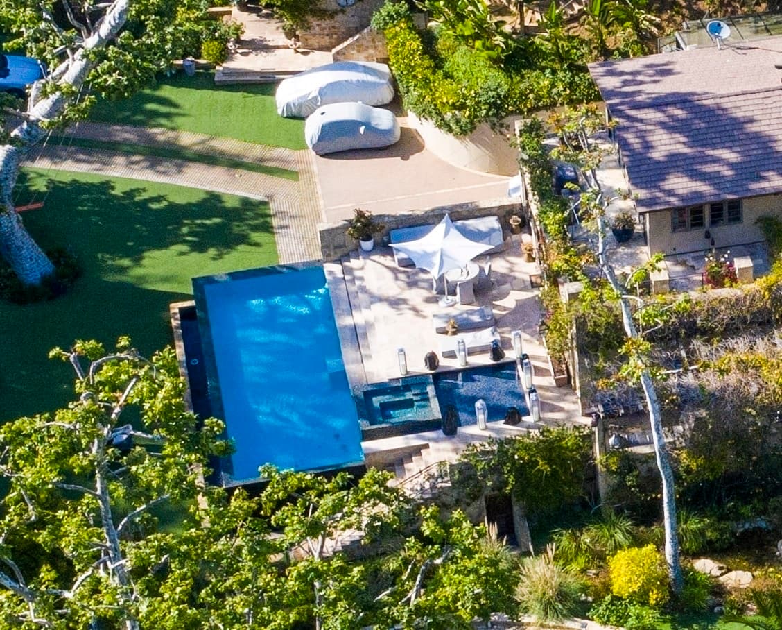 Para tomar el sol también existe una gran piscina.