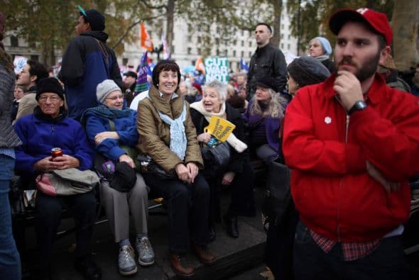 Las propuestas para aumentar las contribuciones y la edad de jubilación hechas por el gobierno, forman parte de las medidas de austeridad de autoridades británicas para frenar el alto endeudamiento del país.
