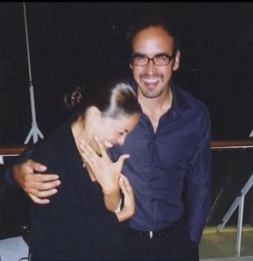 Karla tenía 19 años cuando conoció a Emerson en la universidad, posteriormente tuvieron una relación a distancia debido a compromisos profesionales, pero al final sellaron el amor con esta pedida de mano especial.