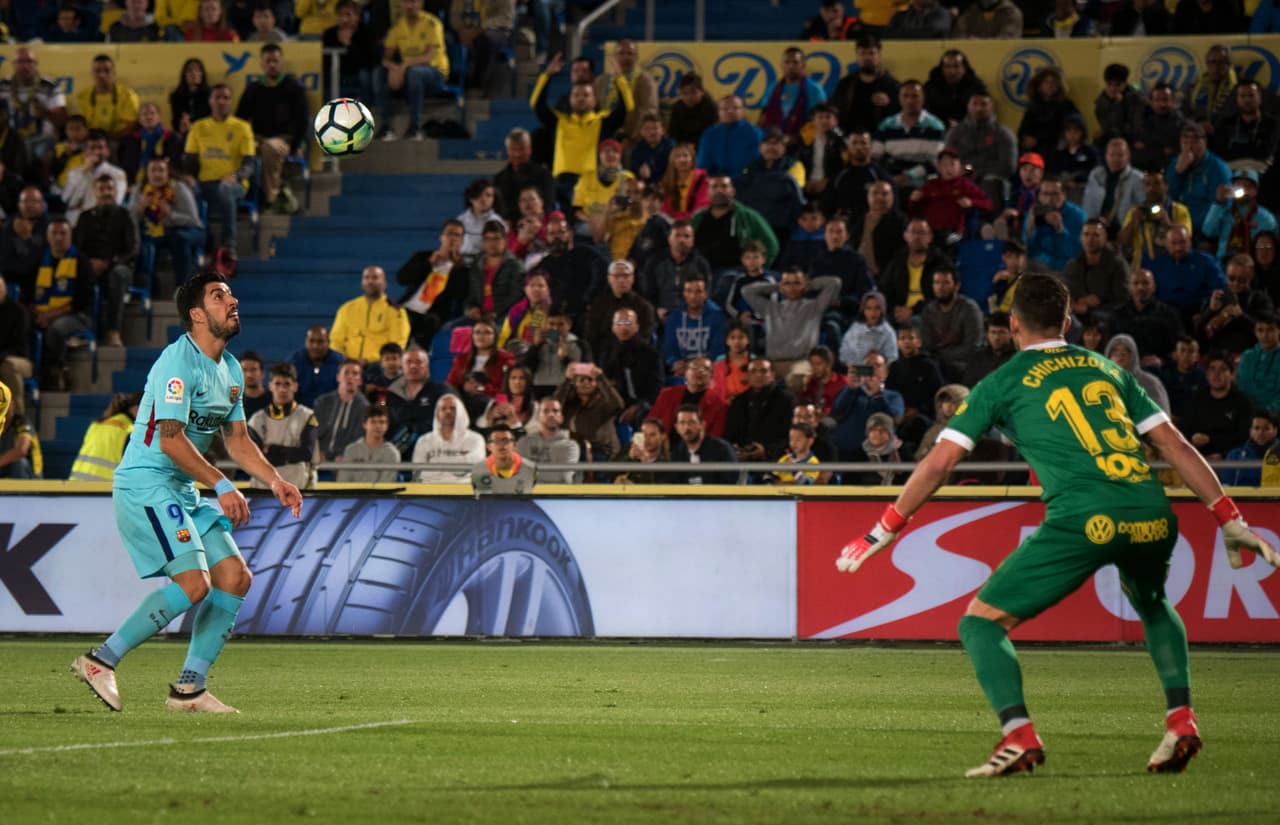 El uruguayo Luis Suárez estuvo presente en el partido, pero no pudo vulnerar el arco de los canarios.