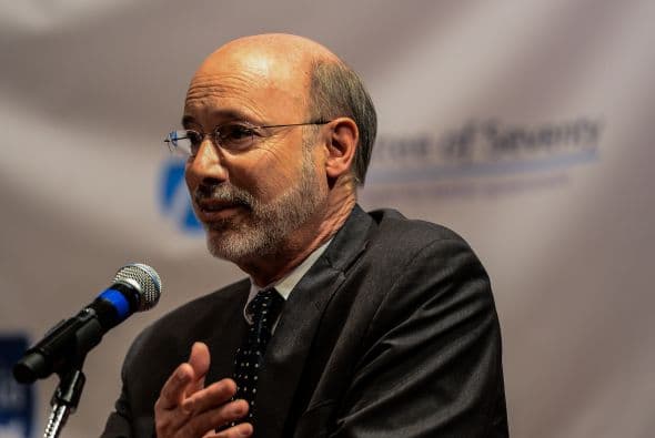 Tom Wolf se defendio y hablo sobre como obtener mas fondos para el sistema escolar en Filadelfia. El tiene su propia empresa y tuvo dos hijas que fueron a las escuelas publicas. Imagen por Menglong Liang.