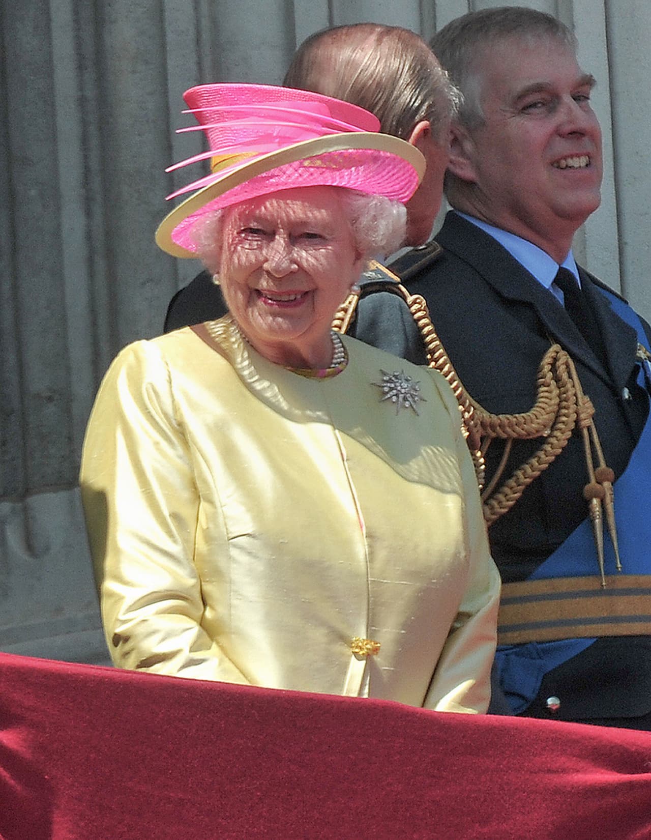 No sólo él ha usado su talento mental para situaciones internacionales. Asimismo lo ha hecho la reina Isabel II, quien también posee estas aptitudes.