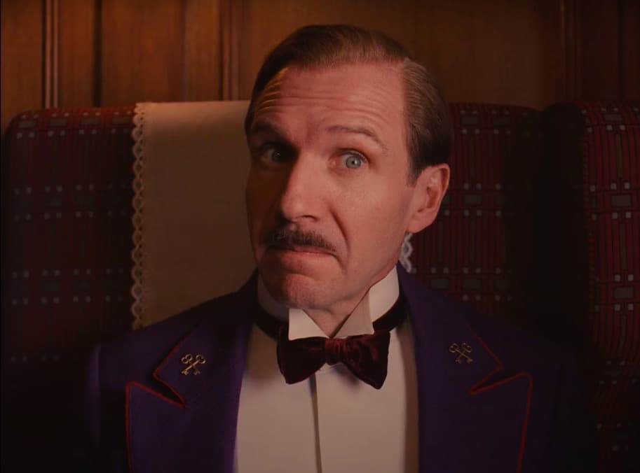 <b>Ralph Fiennes</b>
<br>En una entrevista con Vulture, el director Wes Anderson contó que escribió el papel de Gustave H. específicamente para Ralph Fiennes en ‘El gran Hotel Budapest’.