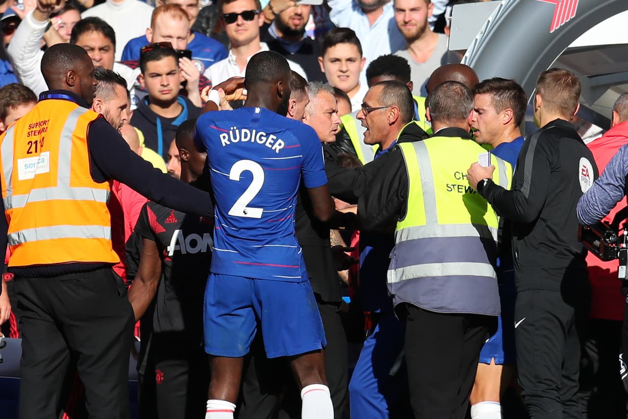 Incluso los jugadores del Chelsea intercedieron junto al propio Sarri, que le pedía calma a 'The Special One'.