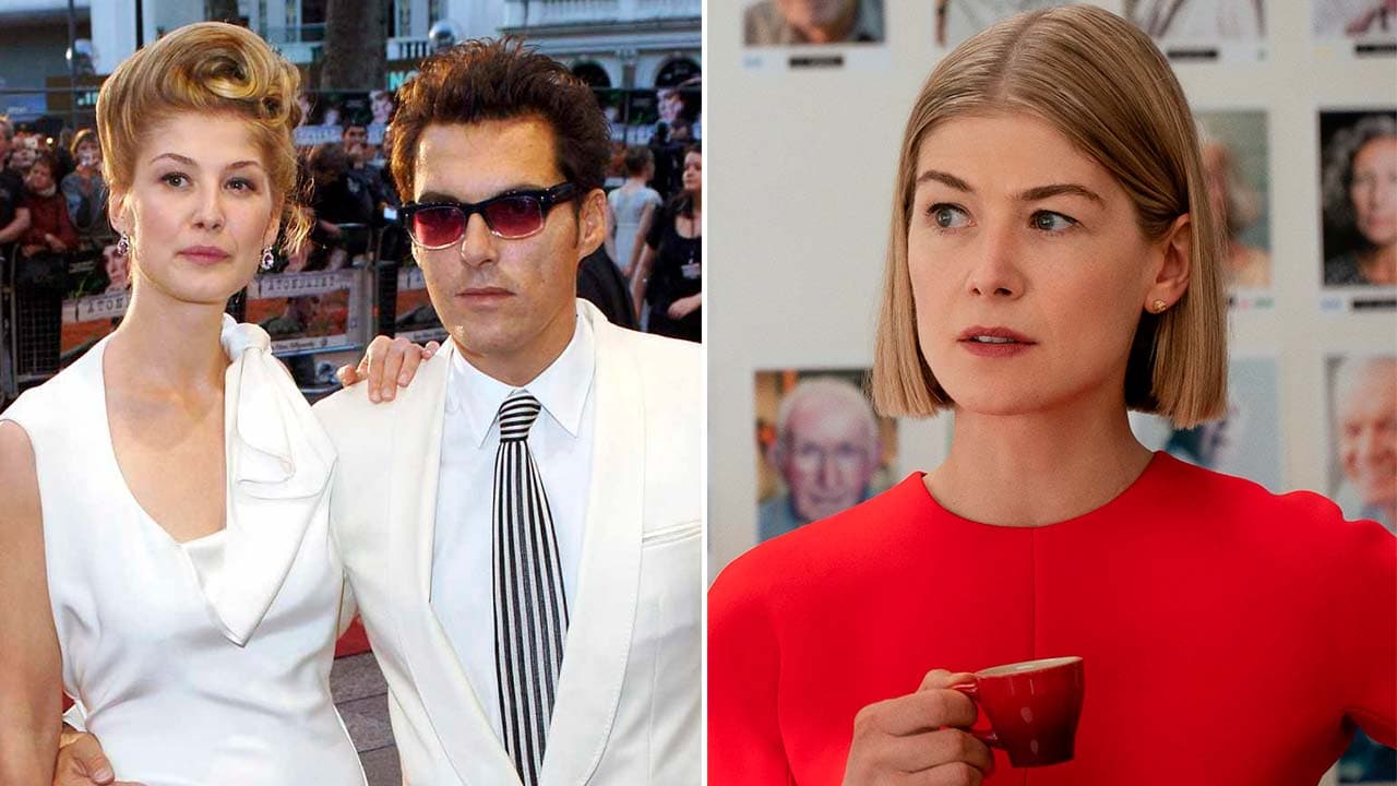 El ex de Rosamund Pike la dejó antes de la boda: un error en las invitaciones lo detonó
