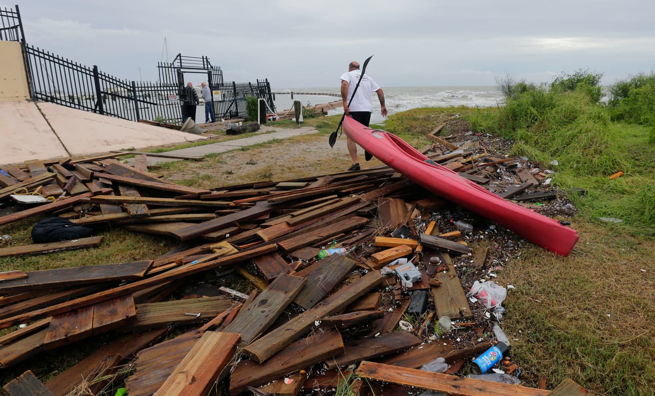 Según la agencia AP, más de 180,000 clientes estaban sin electricidad este domingo por la mañana en todo el sur de Texas, incluidos Corpus Christi, Harlingen y Brownsville.