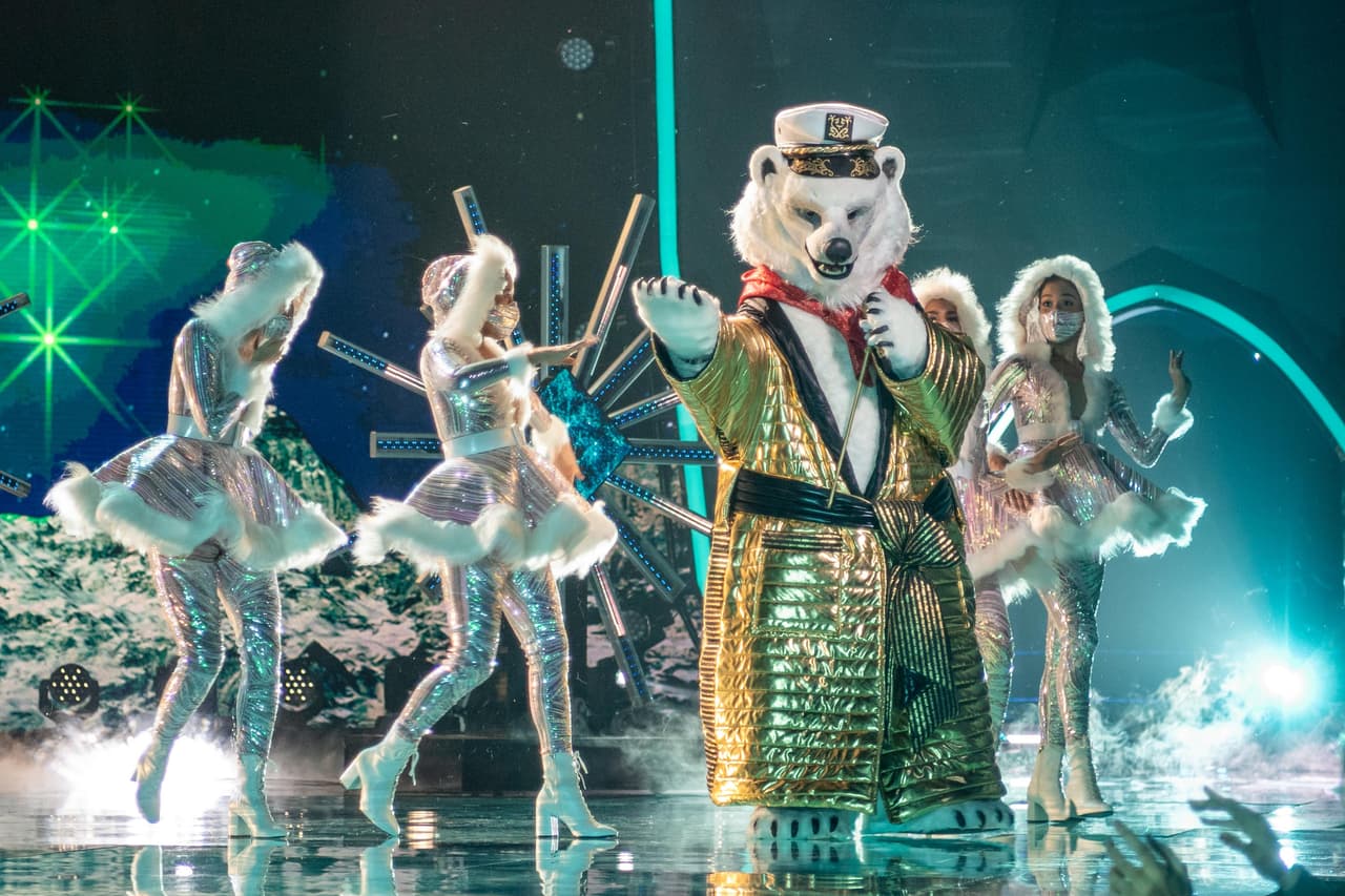 El último personaje de la segunda temporada en aparecer fue este enorme Oso Polar, quien nos puso a bailar con una versión muy divertida de la canción 'El Chico del Apartamento 512' de Selena.