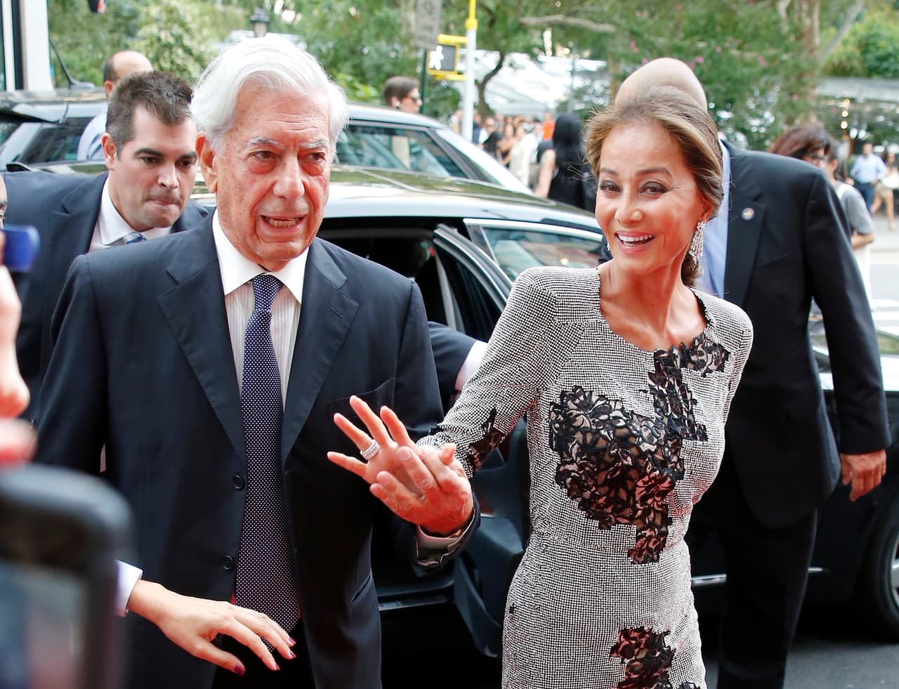 Isabel Preysler y Mario Vargas Llosa hacen público su amor.