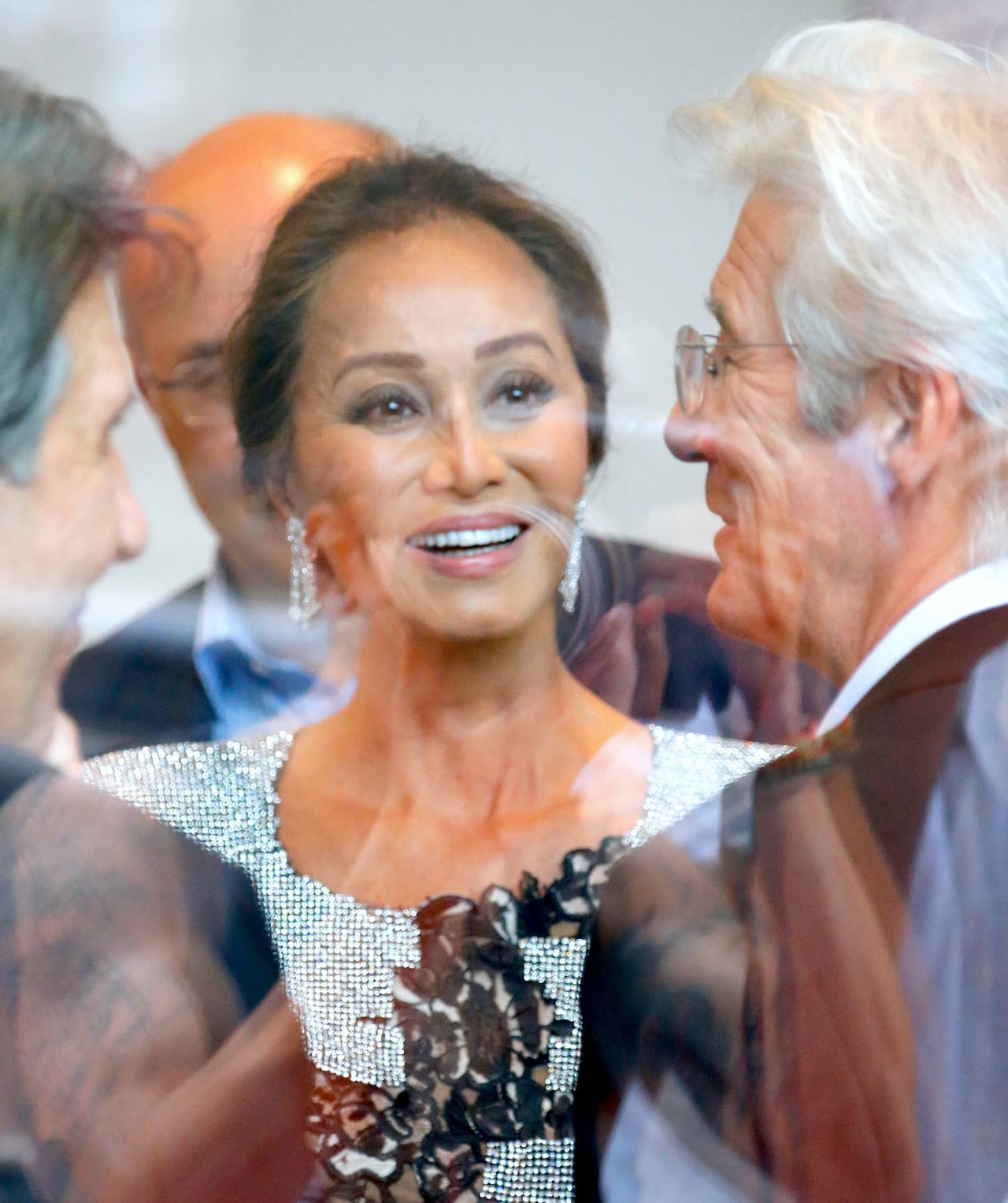 Preysler muy sonriente ante Richard Gere.