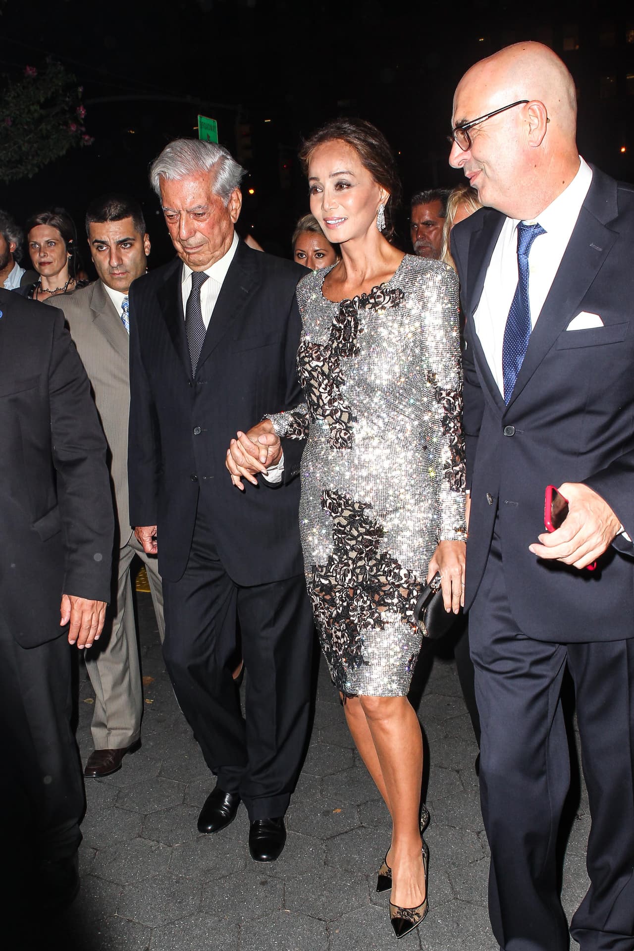 Isabel Preysler y Mario Vargas Llosa hacen público su amor.