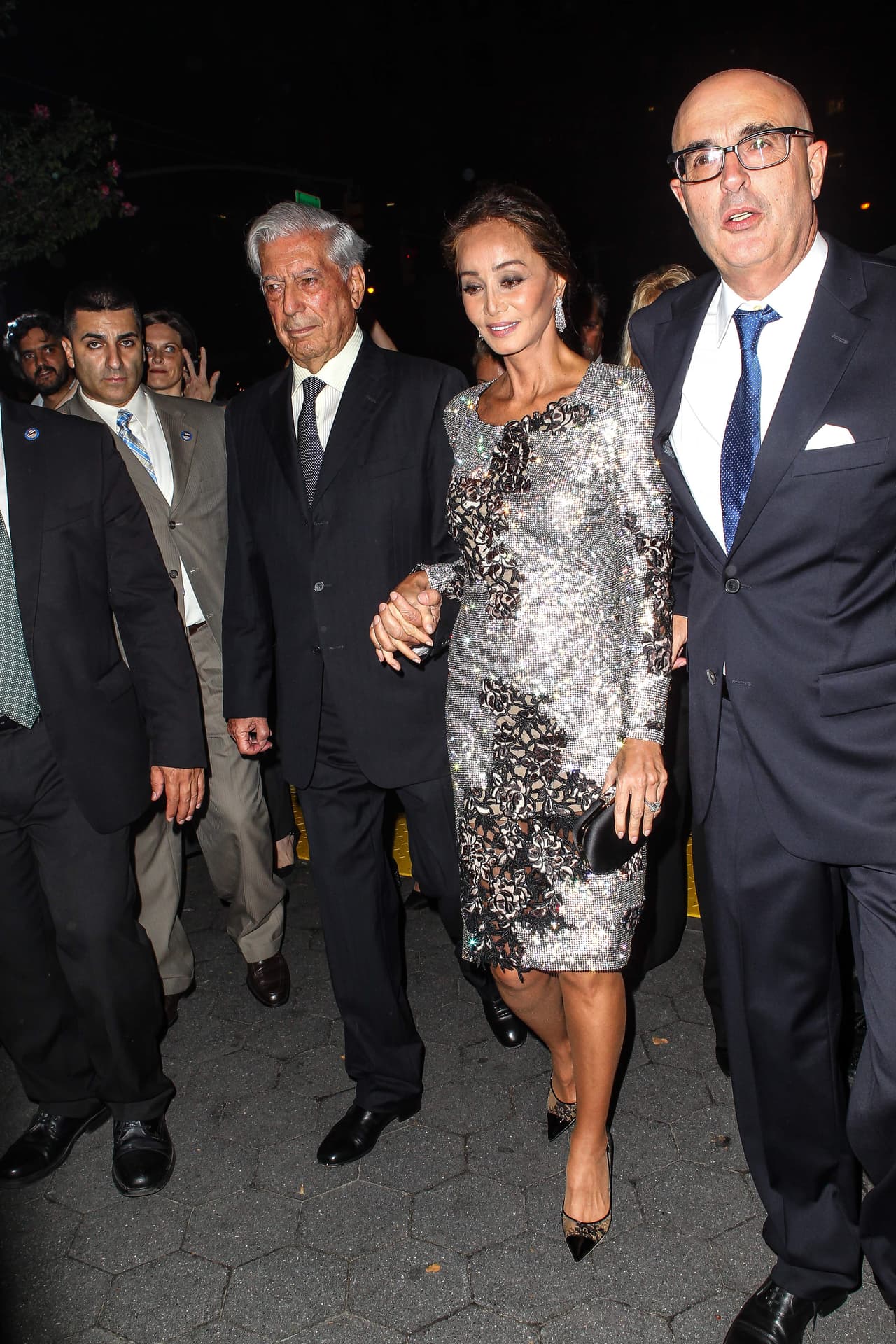 Isabel Preysler y Mario Vargas Llosa hacen público su amor.