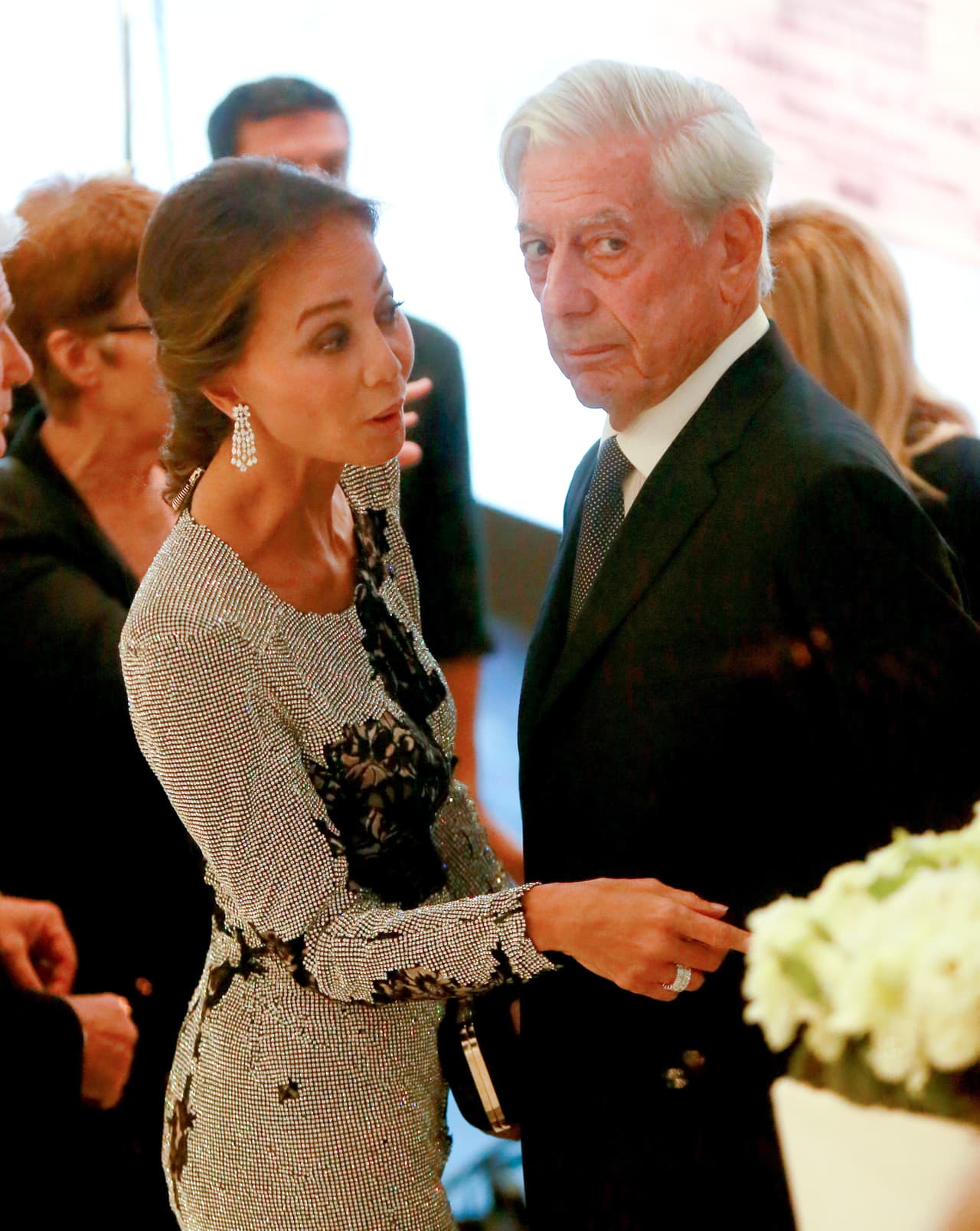 El escritor peruano lucía receloso ante tanta atención.