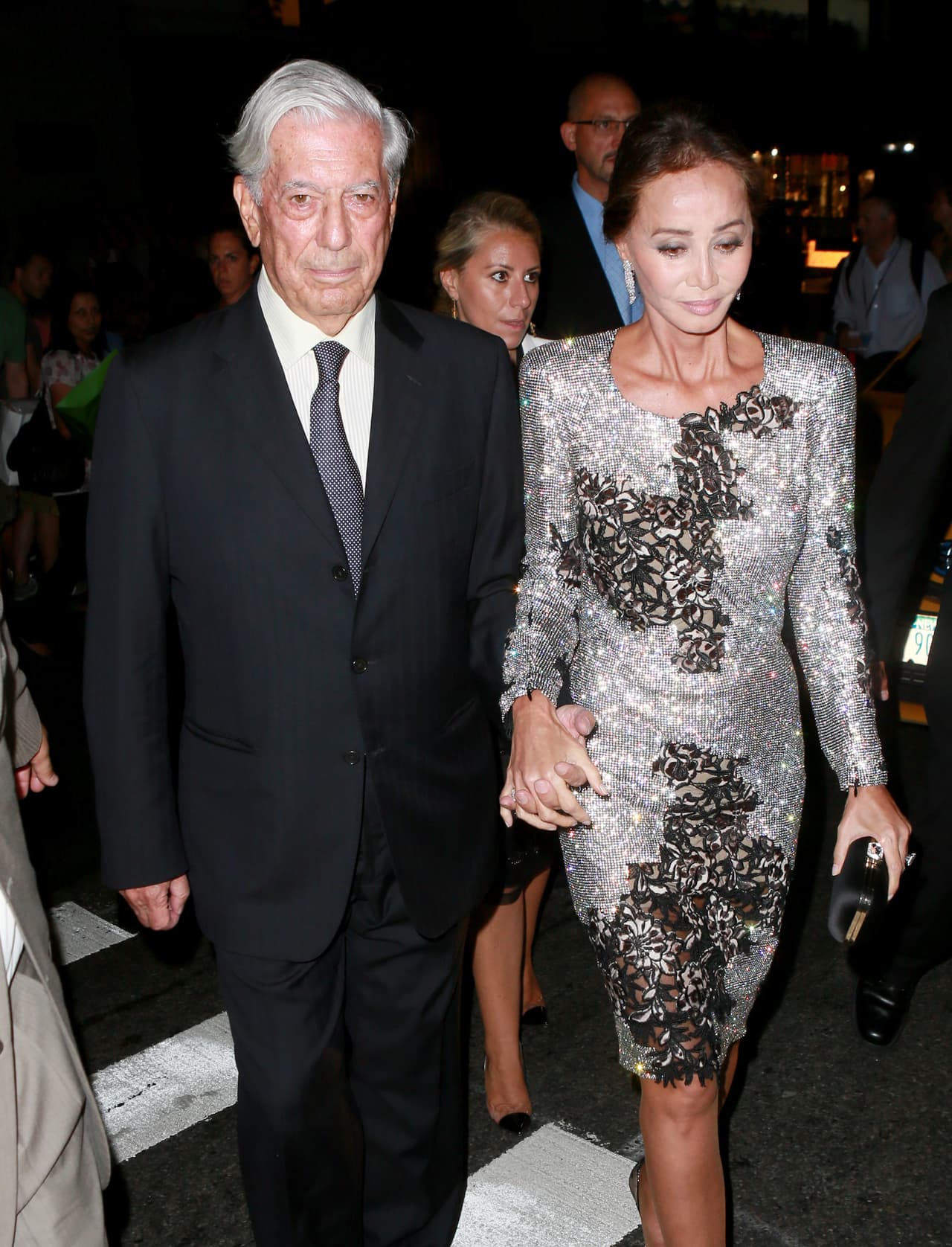 Isabel Preysler y Mario Vargas Llosa hacen público su amor.