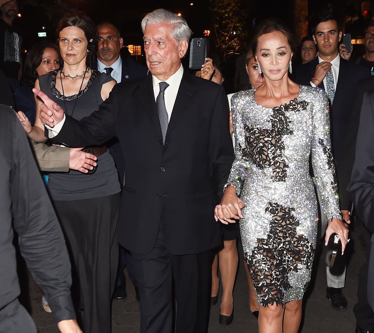 El premio Nobel de Literatura no la dejó sola ni un momento.