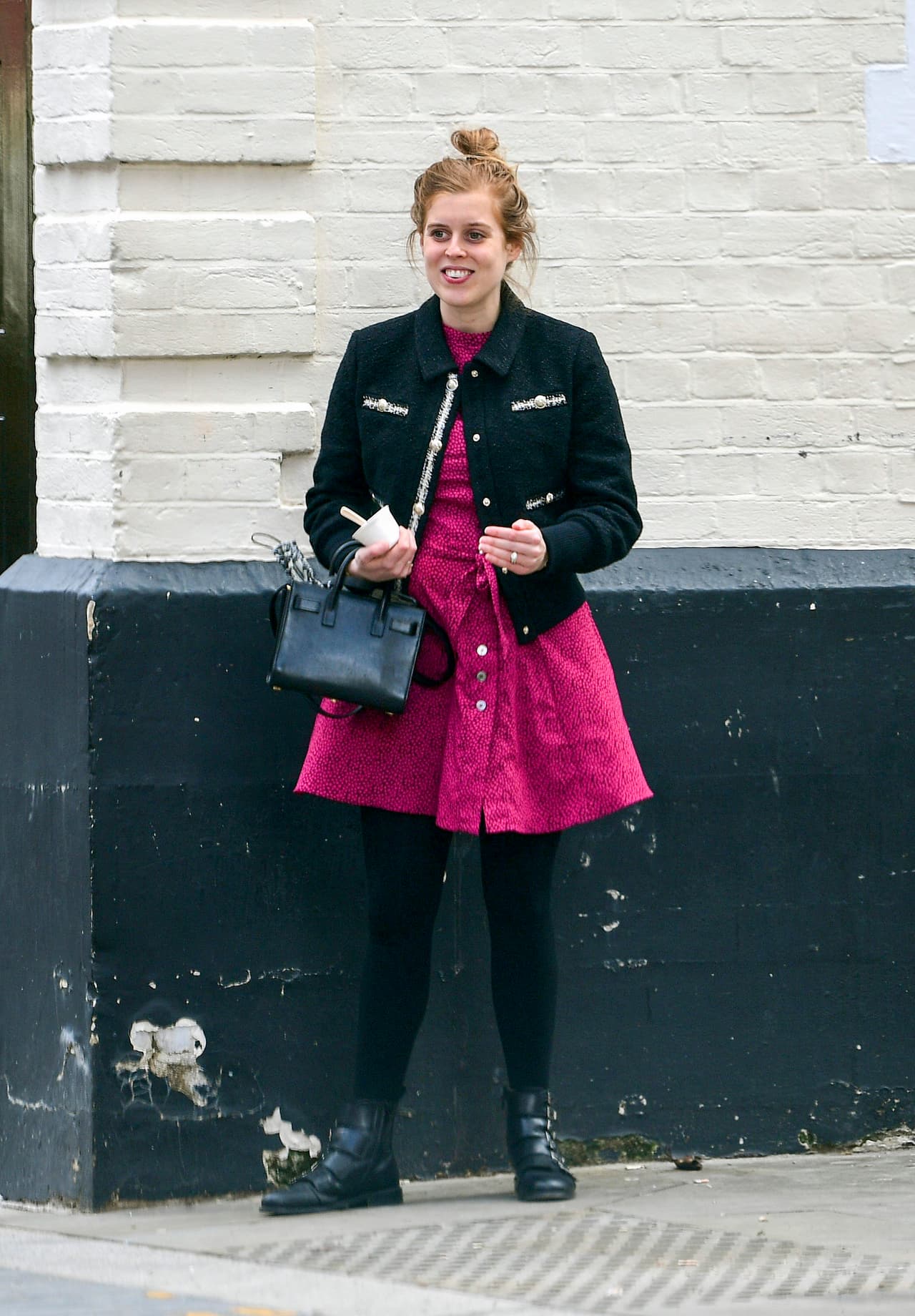 La hermana de la princesa Eugenie, quien también
<b> <a href="https://www.univision.com/famosos/nuevo-bebe-real-eugenie-de-york-y-jack-brooksbank-son-padres" target="_blank">se convirtió en madre primeriza</a></b> apenas en febrero pasado al traer al mundo a su hijo August, fue fotografiada mientras paseaba por las calles de Londres. 
<br>