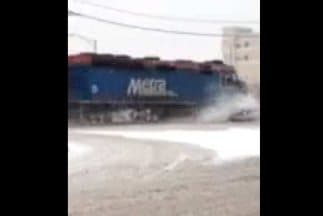 Un tren de la línea Metra se estrelló contra un auto en Des Plaines. Grabado por Mark Mac Macalaguin