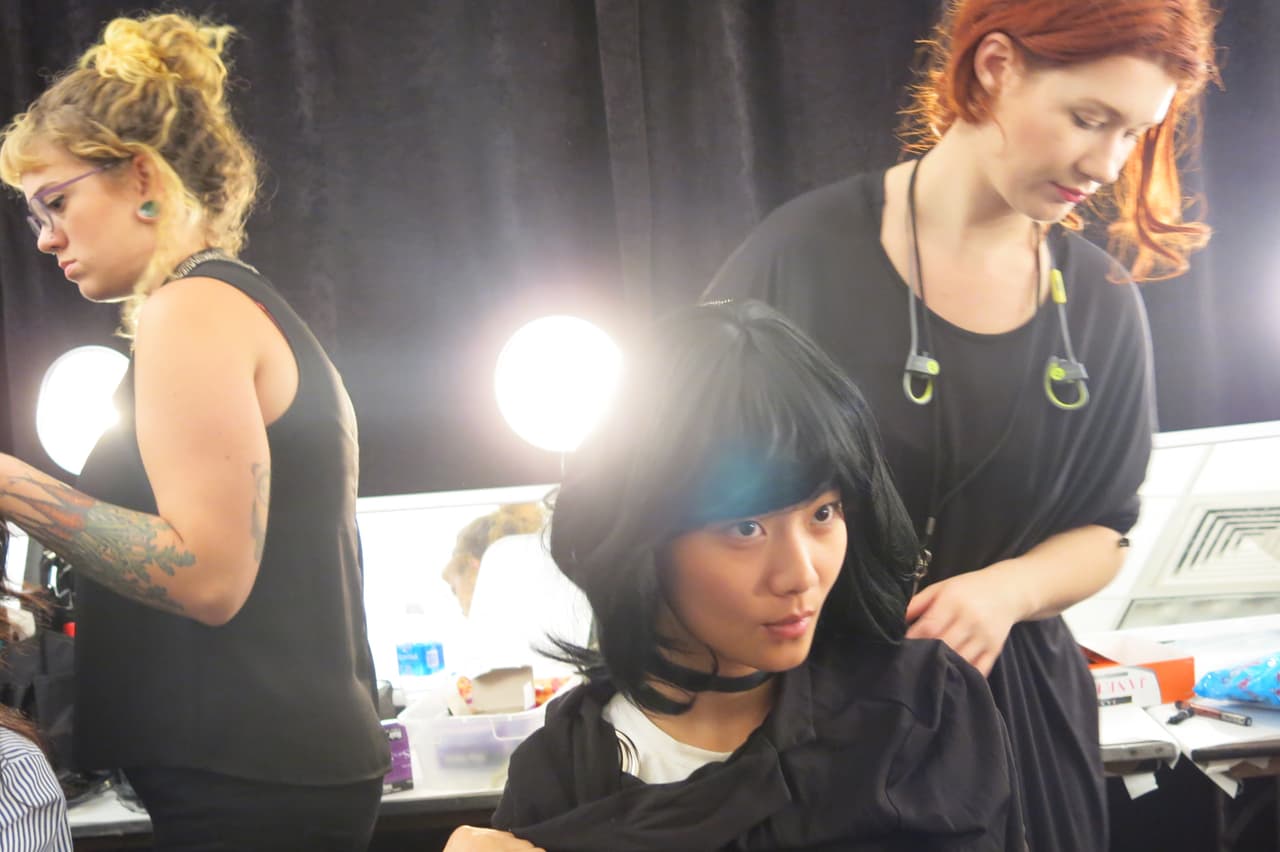 Usaron pelucas rubias y otras obscuras. Las estilizaron de manera que se vieran imperfectas y rebeldes.
<br>