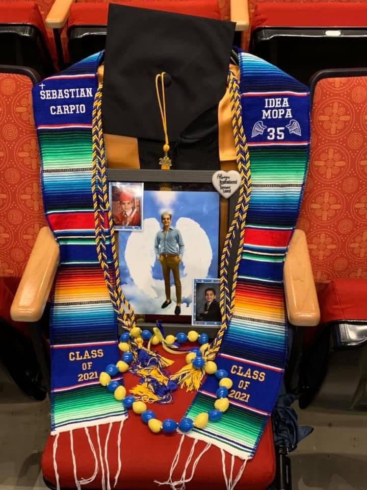 <a href="https://www.univision.com/local/san-antonio-kwex/esto-es-lo-que-se-sabe-de-la-desaparicion-y-muerte-de-sebastian-eduardo-fotos" target="_blank">Sebastián Eduardo Vásquez Carpio</a>, el adolescente de 17 años cuyo cadáver fue encontrado dentro del maletero de un automóvil en San Antonio, estaría gradúandose de la preparatoria de
<a href="https://ideapublicschools.org/our-schools/idea-monterrey-park/" target="_blank">IDEA Monterrey Park </a>si estuviera vivo.