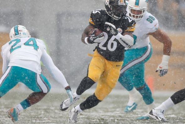 Los fanáticos de los Dolphins ya no hablan de la controversia Incognito/Martin, ni si Ireland o Philbin estarán con el equipo en el 2014, sino que pasan horas calculando… ¡porque tenemos chance de ir a los playoffs! Al principio de la temporada, y sobre todo, después de perder -casi deshonrosamente- contra Tampa Bay y Buffalo, los comentarios sobre Miami eran negativos. Qué si las novatadas, qué si Tannenhill, qué si el running game, qué si la línea ofensiva, que si… qué se yo… Pero ahora, las cosas han cambiado y solo se mencionan las posibilidades que tenemos de jugar en enero. ¡Ay, bendito! Bueno, después de este encontronazo con los portadores de las terribles toallas amarillas, donde salimos vencedores … por media pulgada… 34-28, ya todo me parece posible. Arriba Tannenhill (20 de 33, para 200 yds); arriba Wake and Odrich; arriba Thomas (105 yds, un TD en 16 acarreos); arriba Clay con sus dos TD y arriba Philbin, que mantiene el invicto en la revisión de las jugadas (obtuvo el cambio de “incomplete pass” a TD de Hartline). ¡Arriba, Dolphins, seguimos cuesta arriba!