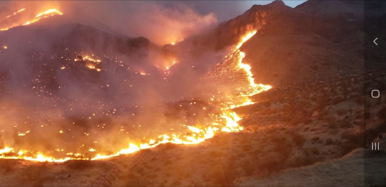El incendio de Lime se reportó este lunes a las 8:22 p.m. y había crecido a más de 400 acres a las 11:00 p.m.
