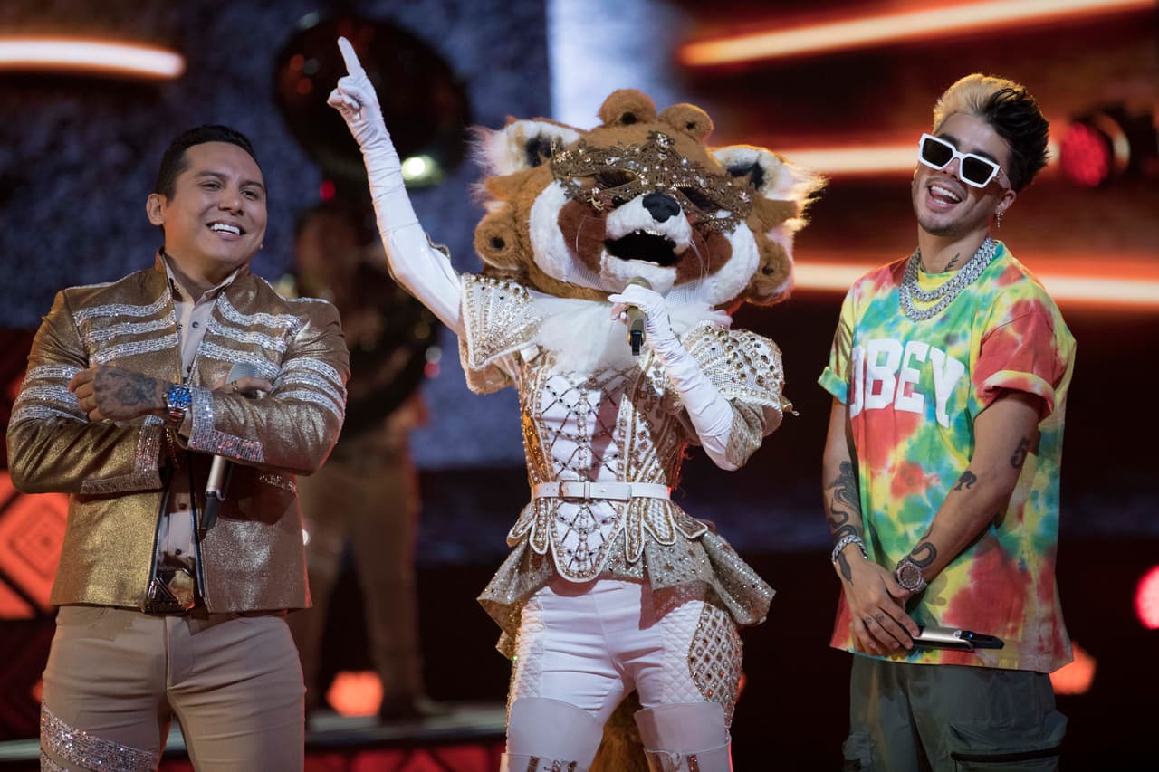 Por su parte, Mapache recibió el apoyo de Edwin Luna, Mario Bautista y Uzielito Mix, para cantar ‘Tequila’, una mezcla de música de banda con reguetón.