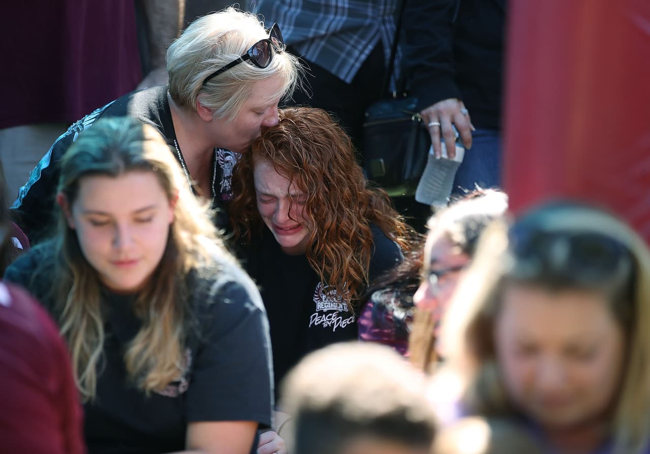 Alyssa Kramer, de 16 años de edad, y su madre Tonja Kramer durante una vigilia de oración en Parkland, Florida.