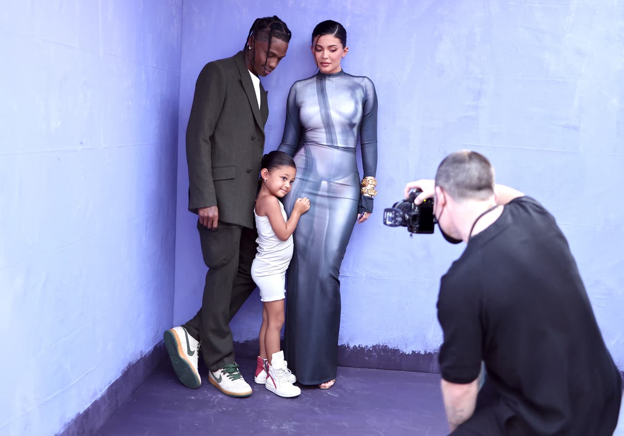 Stormi y sus famosos padres posaron en una foto familiar. La chica lució un mini vestido blanco asimétrico y zapatillas deportivas a tono. Por su parte, la menor de las hermanas Jenner eligió un ajustado 'total look' azul metálico de la firma Balmain que marcaba su curvilínea figura.
