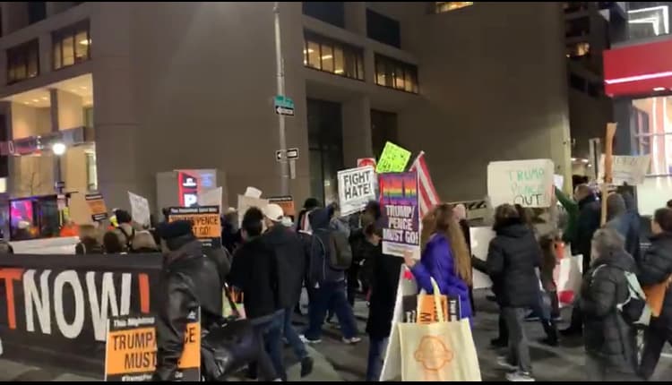 Mientras marchaban por la calle Broad, mostraban pancartas con mensajes como “ Alto al odio y discrimen”. 
<br>