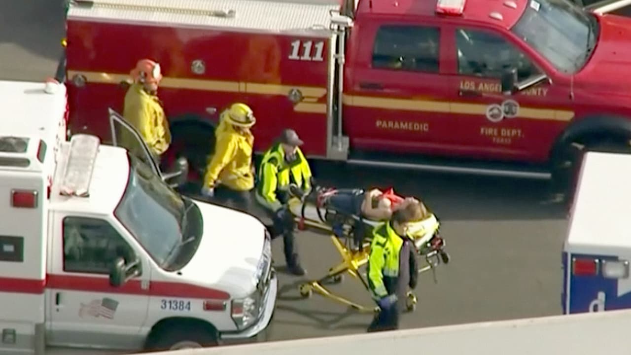 Personal de emergencia durante el traslado de uno de los heridos.