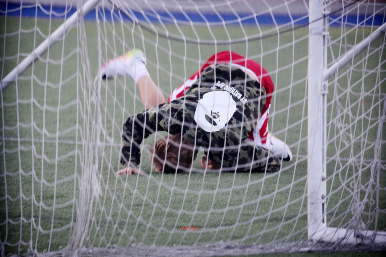 Menos mal que se protegió y tardó en quitarse el abrigo, porque intentando un gol, besó el suelo varias veces.