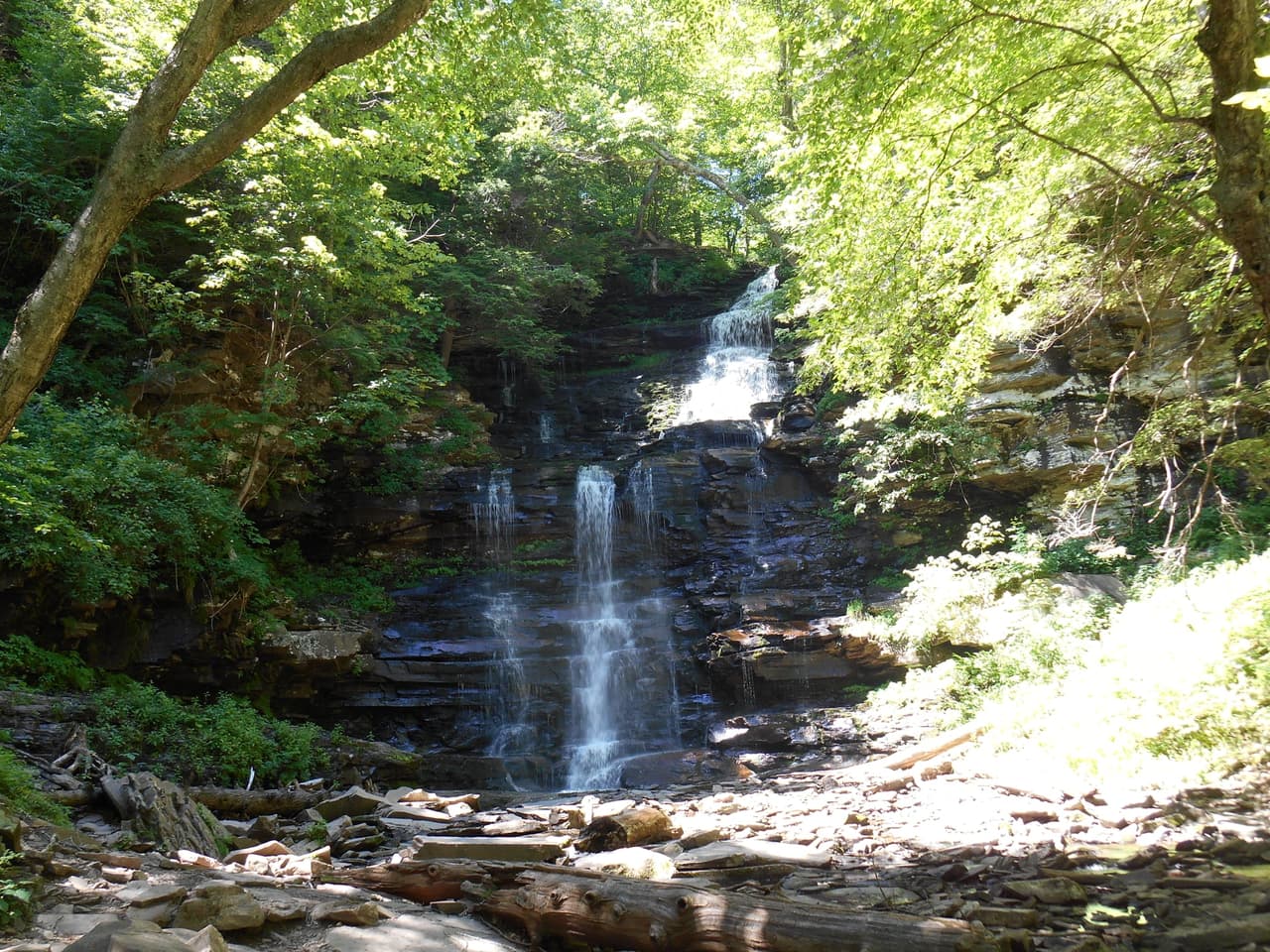 <b>The Glens Natural Area</b>: el parque alberga casi dos docenas de cascadas, lo que le da una de las concentraciones de cascadas más altas del país. El sitio quizás se hubiera convertido en un parque nacional si no fuera por la falta de fondos durante la Segunda Guerra Mundial, pero ahora está protegido como parque estatal.