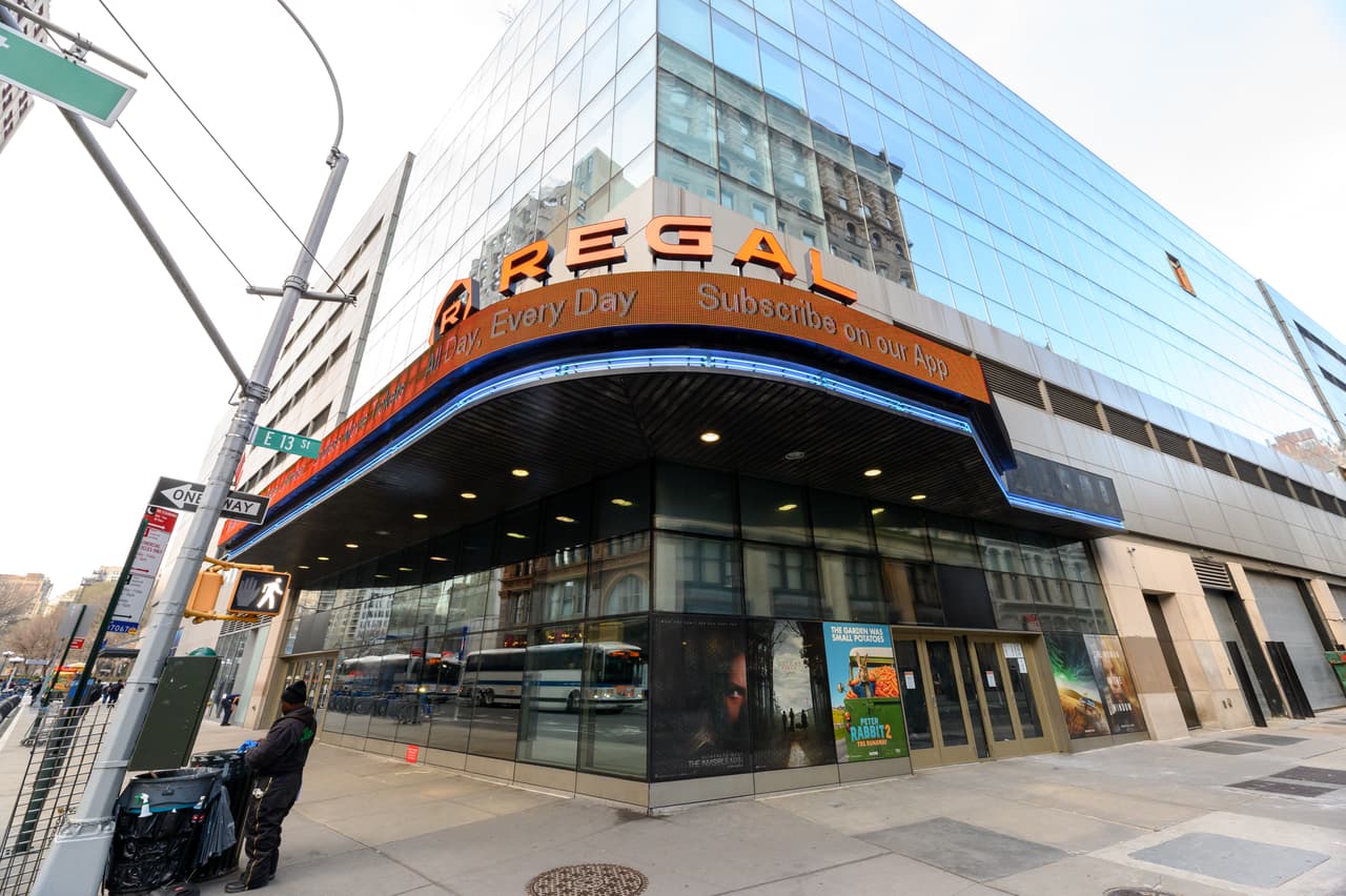 La ciudad enviará centros móviles. Dichos buses serán estacionados justamente afuera de los cines en los cinco condados.