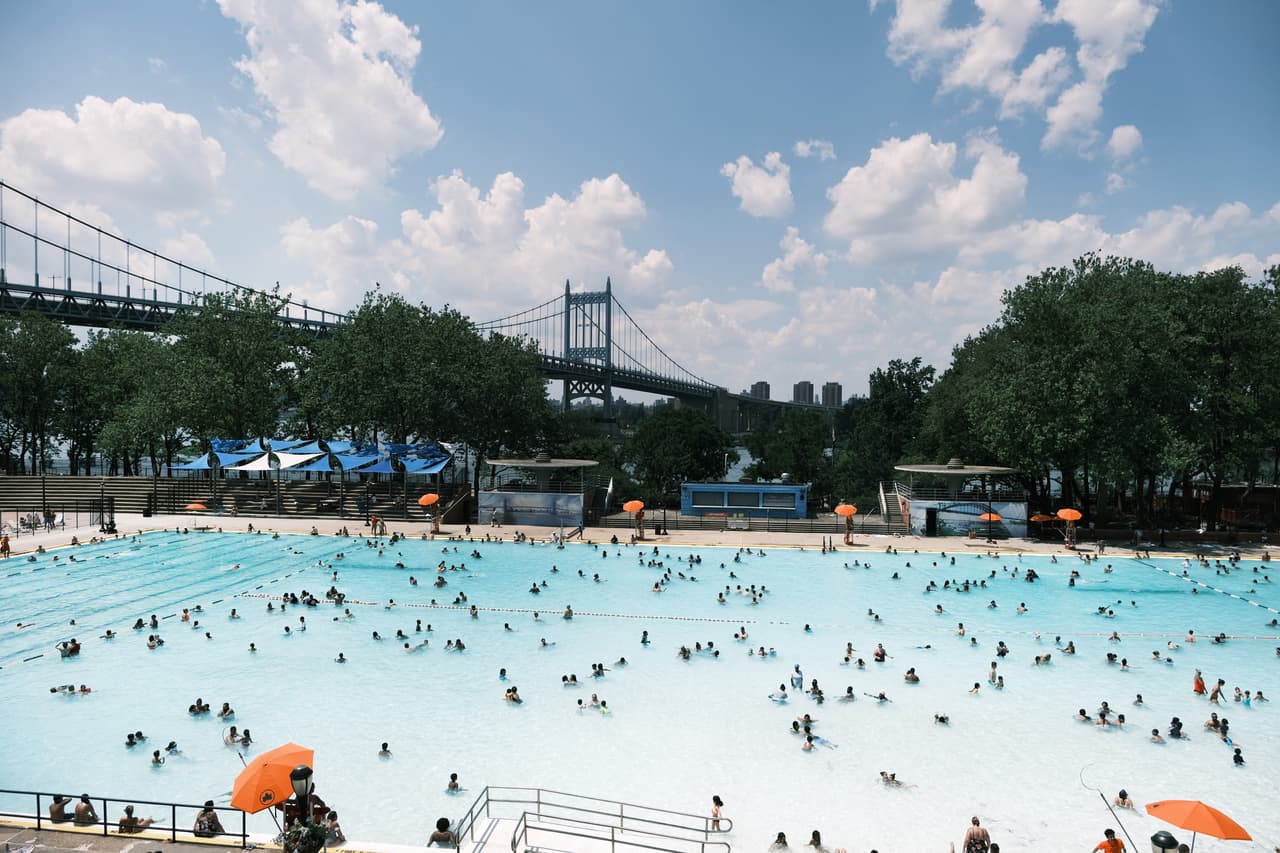 Extienden el horario de las piscinas públicas en NYC este viernes debido al calor extremo
