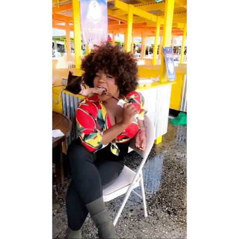 Además, la exparticipante de Mira Quien Baila muerde la enorme costilla que sostiene en sus manos al tiempo que dice: "Qué fuerte, la costilla de Thalía... deliciosa, rica, sabrosa".