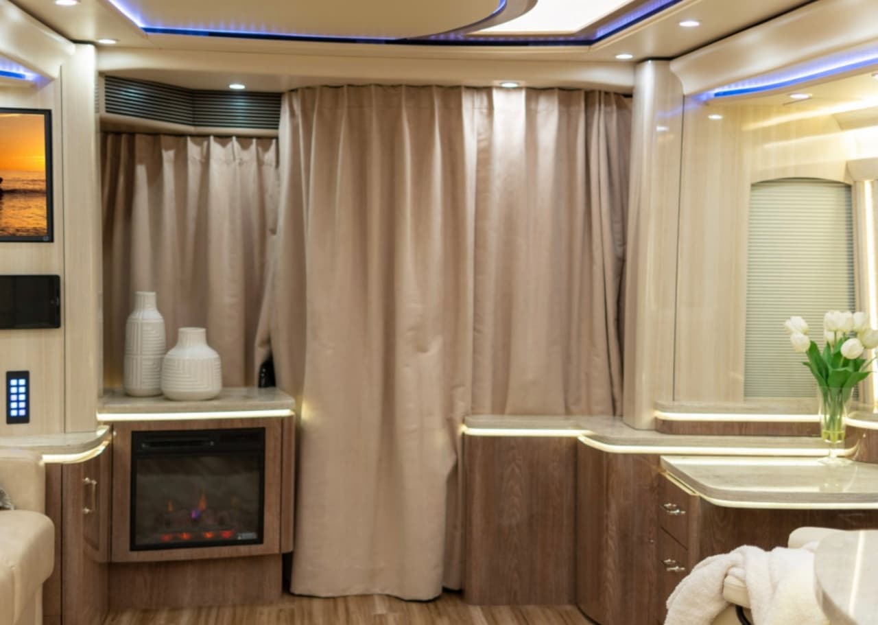 Tiene largas cortinas para mantener la completa privacidad de los pasajeros, así como una 
<b>chimenea </b>en uno de los rincones de la sala.