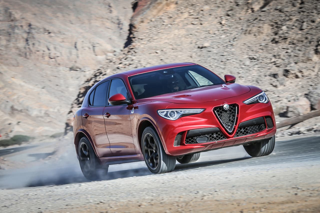 El Stelvio Quadrifoglio puede acelerar hasta las 60 millas por hora en solo 3.6 segundos y alcanzar una velocidad máxima de 177 mph (283 km/h).