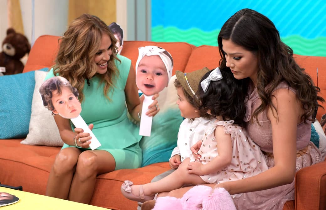 Karla se divertía viendo como Bruce reconocía su carita y la de su hermana.