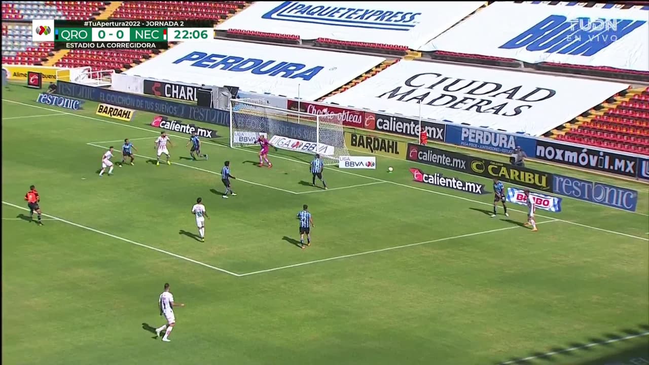 ¡CERCA! Milton Giménez disparó que se estrella en el poste.