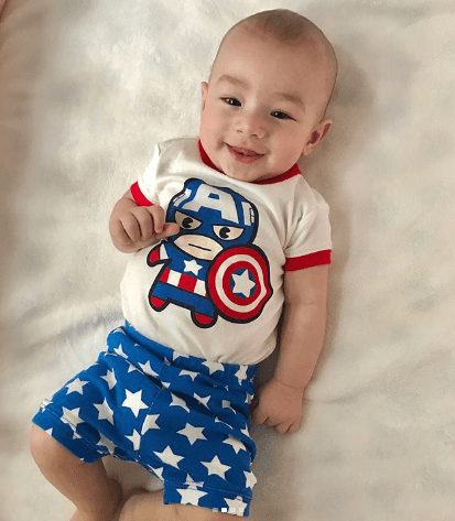 Liam tiene una sonrisa adorable y cada día está más inquieto.