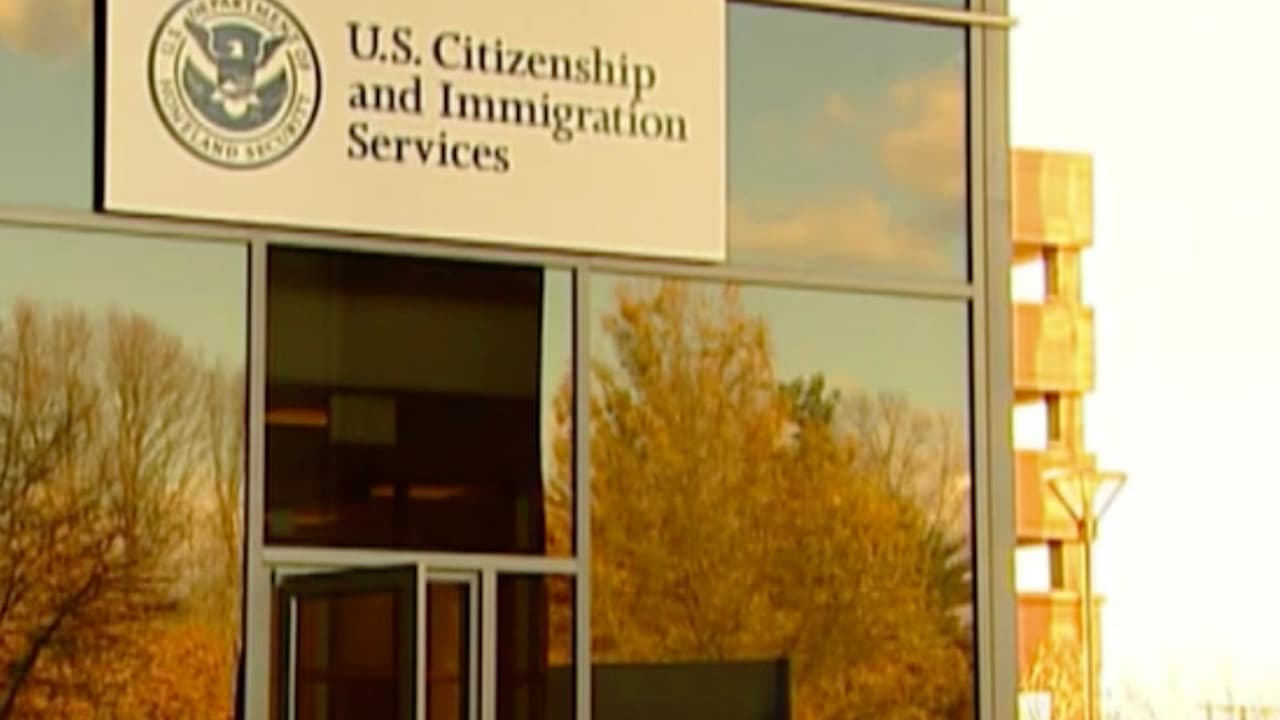 Al abogado de inmigración le puedes preguntar: ¿Cuánto tiempo llevará el caso? ¿Si tiene experiencia en esos casos? ¿Y cuál ha sido el resultado? Las respuestas a esas preguntas te ayudarán a elegir de mejor manera.