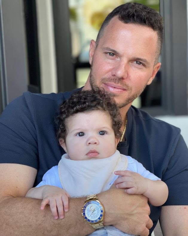 Con la ayuda de 
<b><a href="https://www.univision.com/shows/despierta-america/francisca-lachapel-publica-otra-prueba-de-por-que-su-prometido-francesco-zampogna-es-el-mejor-del-mundo-mundial-video" target="_blank">su marido, Francesco Zampogna</a></b>, la dominicana se congratuló de que por fin llegó el árbol de Navidad a su casa. 
<br>