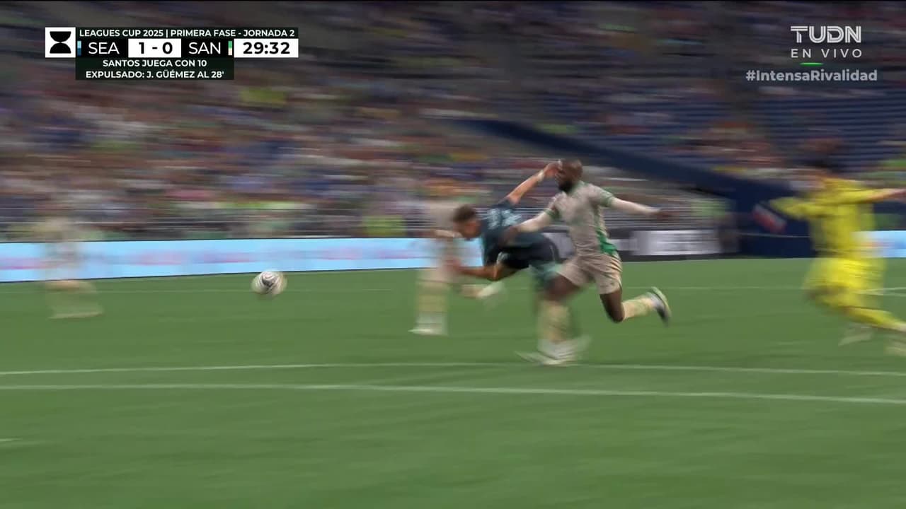 ¡Se desata la polémica! El árbitro marcaba penal y expulsión pero el VAR anula todo