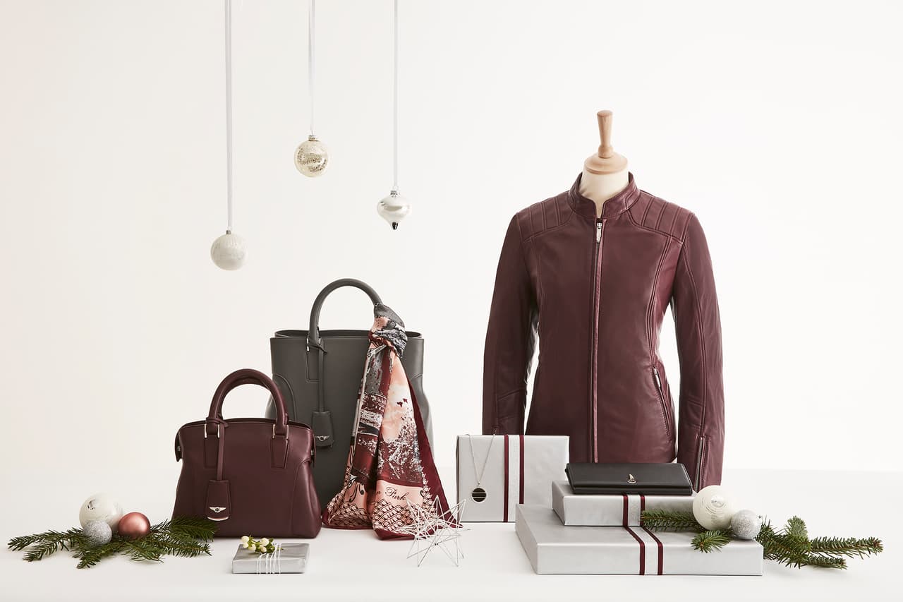 <b>Colección Bentley para mujer</b>
<br>Varias son las marcas que tienen una línea para damas, pero la de Bentley es una de las más exclusivas. Sus diseños y materiales son finos y acorde a su línea de autos.
<br>
<b>Precio bolsa de mano gris:</b> 1,900 dólares, aprox.
<br>
<b>Precio bolsa de mano vino:</b> 3,000 dólares, aprox.
<br>
<b>Precio chaqueta:</b> 3,000 dólares, aprox.
<br>
<b>Lo encuentras en: </b>shop.bentleymotors.com