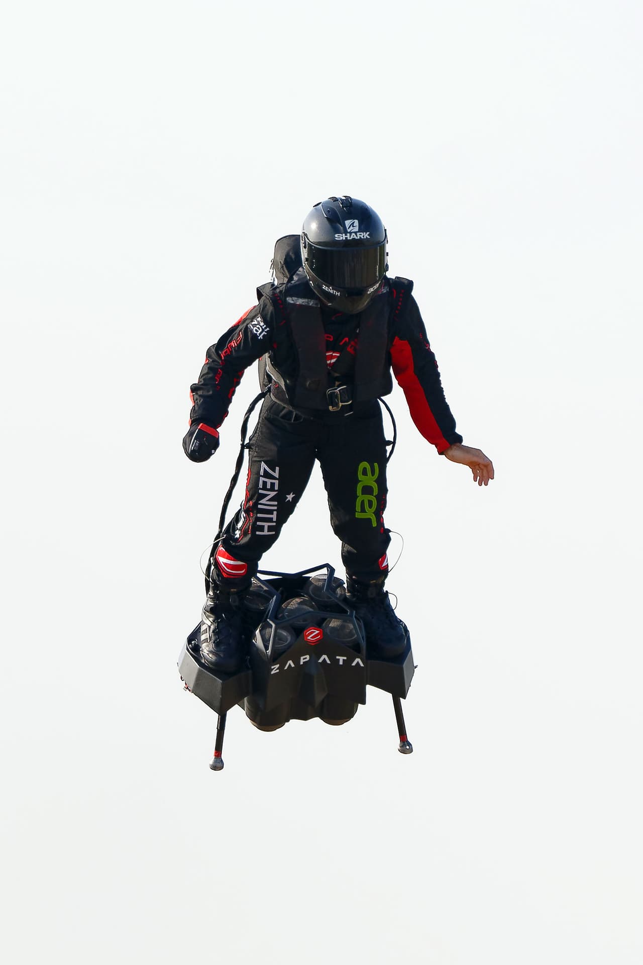 “Realizamos la maniobra de acoplamiento con el barco de repostaje pero la plataforma de aterrizaje golpeó la 'tabla voladora', lo que lo desequilibró y lo tiró al agua", dijo Denis.