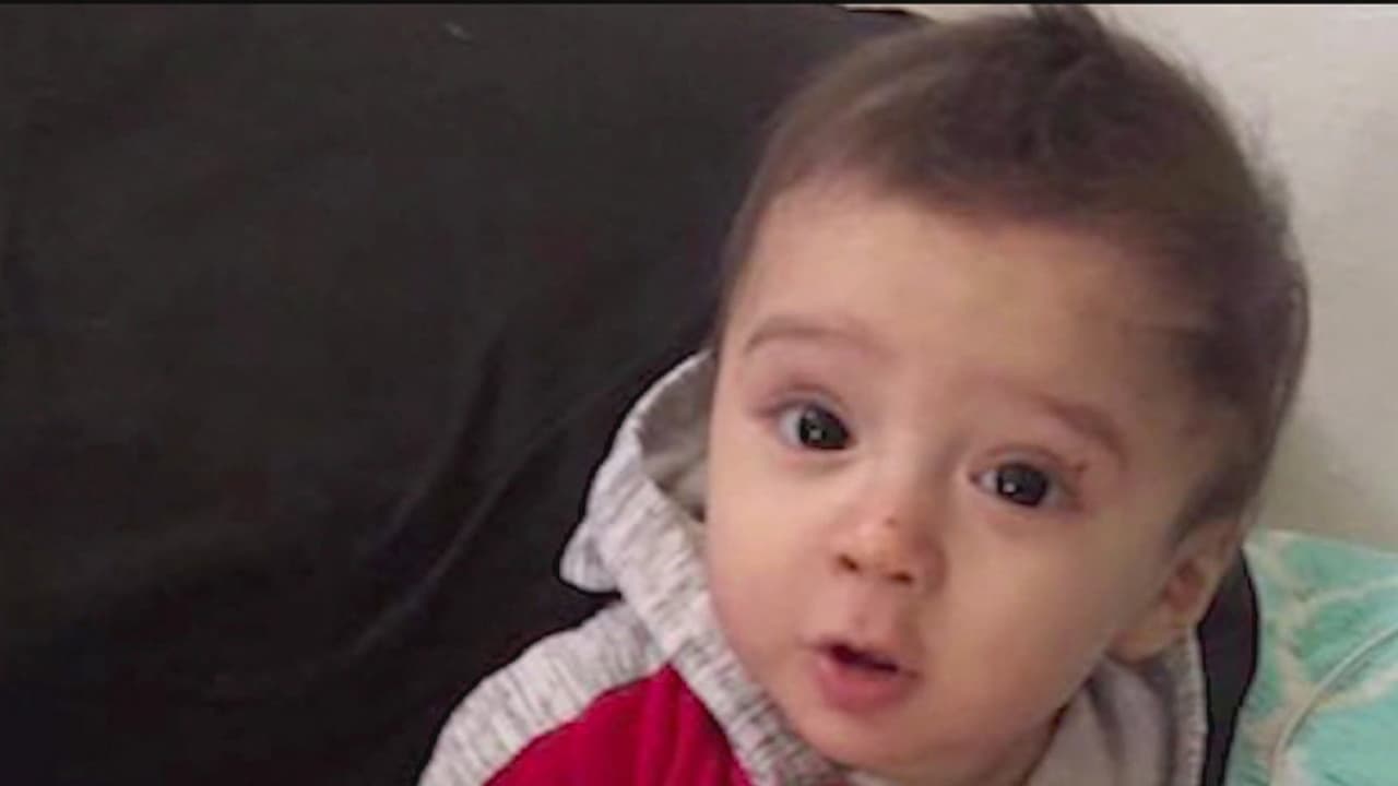 <b>King Jay Dávila | </b>
<a href="https://www.univision.com/local/san-antonio-kwex/donde-esta-king-jay-policia-de-san-antonio-busca-a-bebe-de-8-meses-desaparecido-en-estacion-de-gasolina-de-texas">El bebé hispano de 8 meses murió el 4 de enero de 2019. </a>
<br>
<br>En un principio el infante había sido reportado como desaparecido. Seis días después, su cuerpo fue encontrado envuelto en una manta y enterrado en una mochila a menos de una milla de la casa de 
<a href="https://www.univision.com/local/san-antonio-kwex/christopher-davila-sentencia-king-jay-davila-muerte-asesinato">Christopher Dávila</a>, su padrastro. El hombre ha sido condenado a 40 años de prisión.
<br>