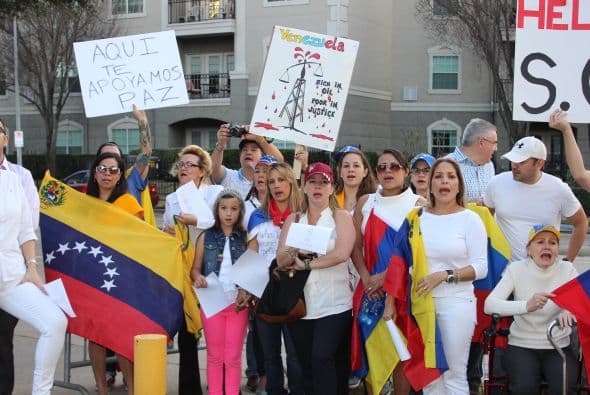 A cantos y gritos pidieron paz y libertad en la calle Westheimer, una de las más transitadas de Houston. 