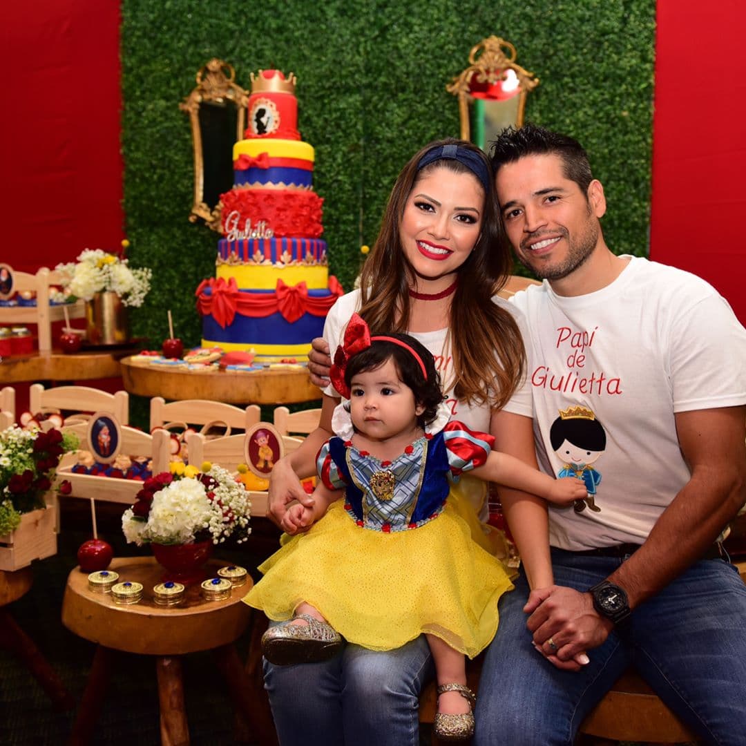 Ana Patricia no olvidará el primer cumpleaños de Giulietta. La pequeña llegó a su fiesta vestida de la princesa Blancanieves y se encontró con un recinto lleno de color que nos recordaba al bosque encantado en donde transcurre el cuento clásico.
<br>