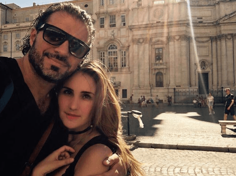 "Definitivamente es una mujer increíble, me llena en todos los sentidos. Soy el hombre más afortunado y feliz de este mundo", declaró el también escritor a ¡Hola! México.