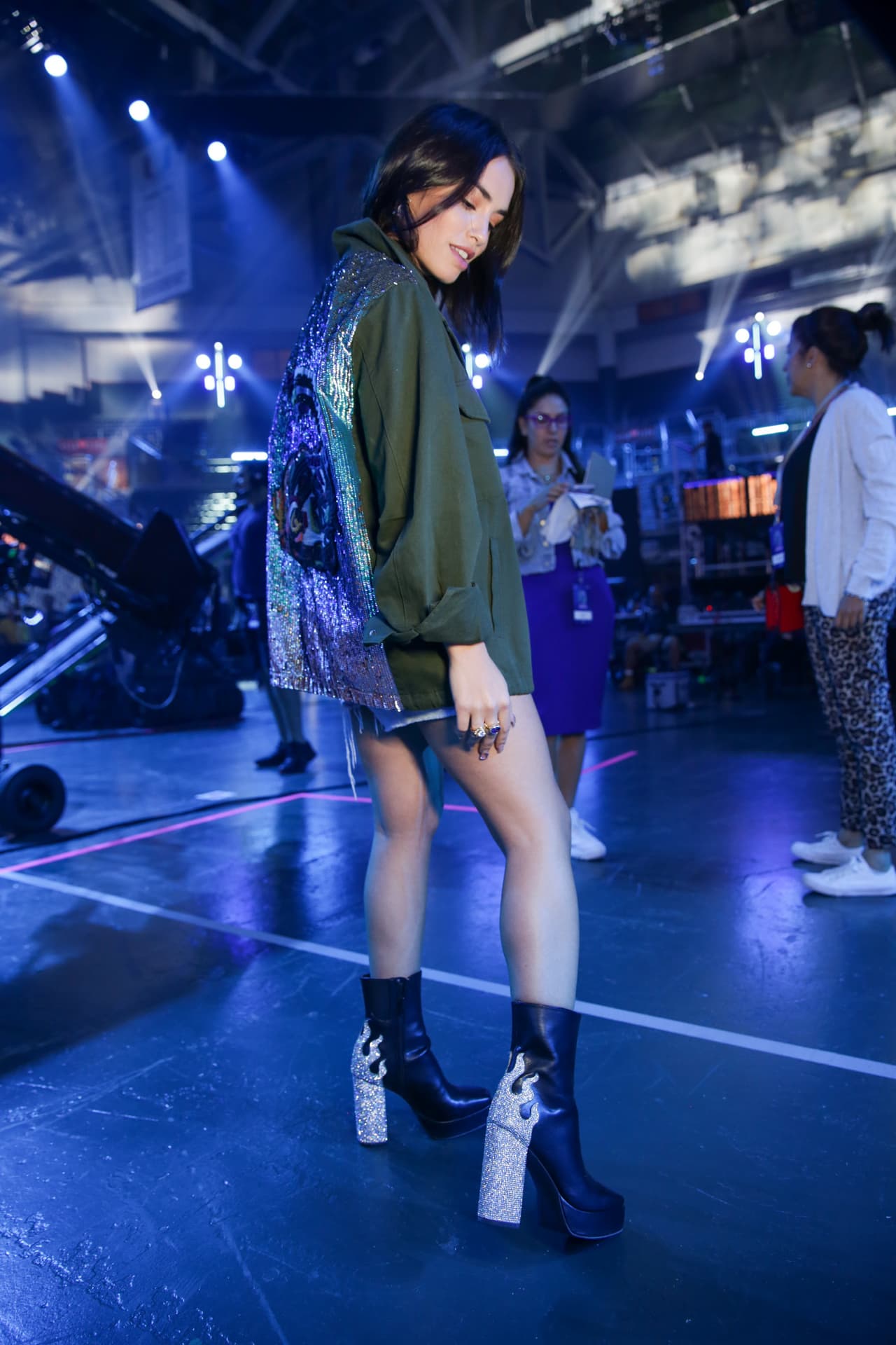 Lali, quien acudió por segunda vez a los ensayos de Premios Juventud, celebró calurosamete la llegada de Pabllo.